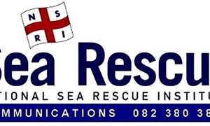 Man risks injury jumping off rocks